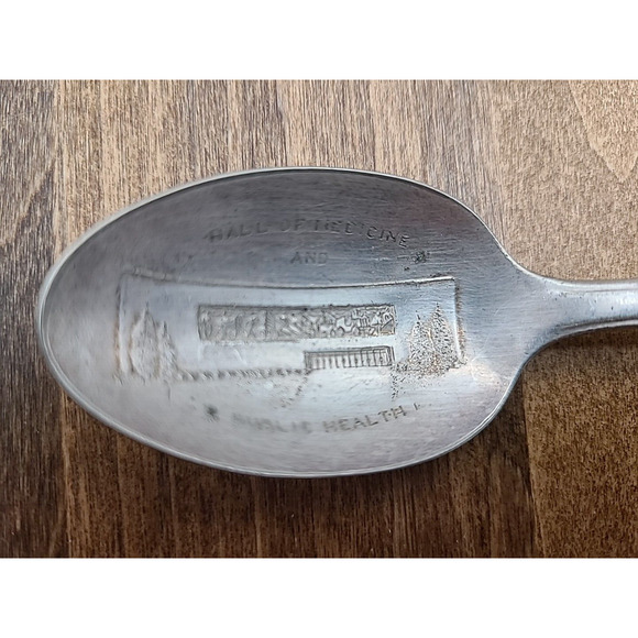 Vintage New York 1939 Worlds Fair Hall of Medicine Souvenir Spoon - Picture 3 of 5